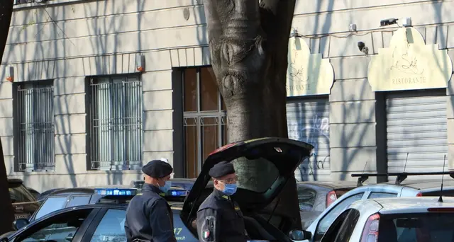 Investe Gdf a posto di blocco, arrestato