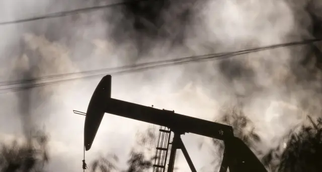 Petrolio risale a 14 dollari al barile