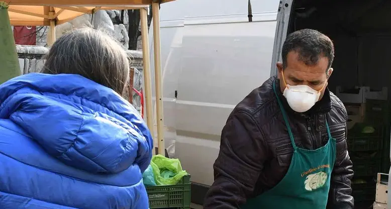 Si riaprono i mercati: un solo cliente per bancarella