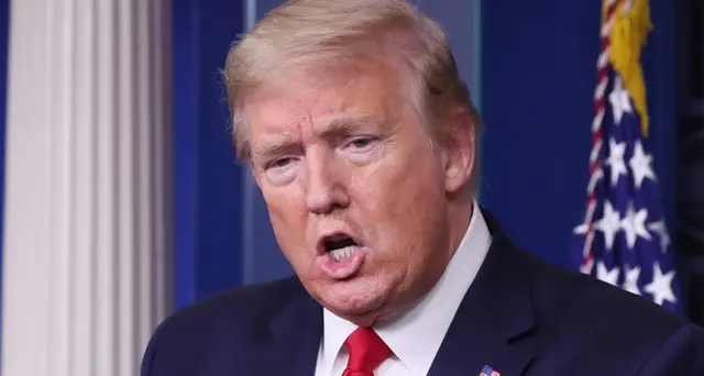 Trump firma lo stop all'immigrazione