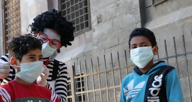 Francia, i dubbi su mascherine a bimbi