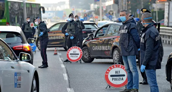 Coronavirus, ipotesi autocertificazione solo per viaggi tra Regioni