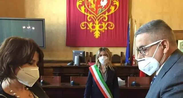 Primario sposo con la mascherina