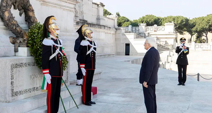 25 aprile, Mattarella all'altare della Patria da solo. Conte: \"Viva l'Italia liberata e che resiste\"