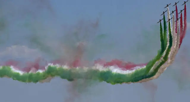 Frecce tricolori sorvolano Roma deserta