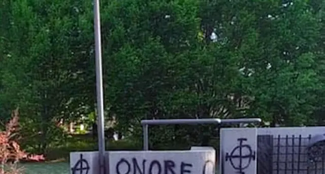 Bologna, sfregi sul monumento ai Caduti della Resistenza
