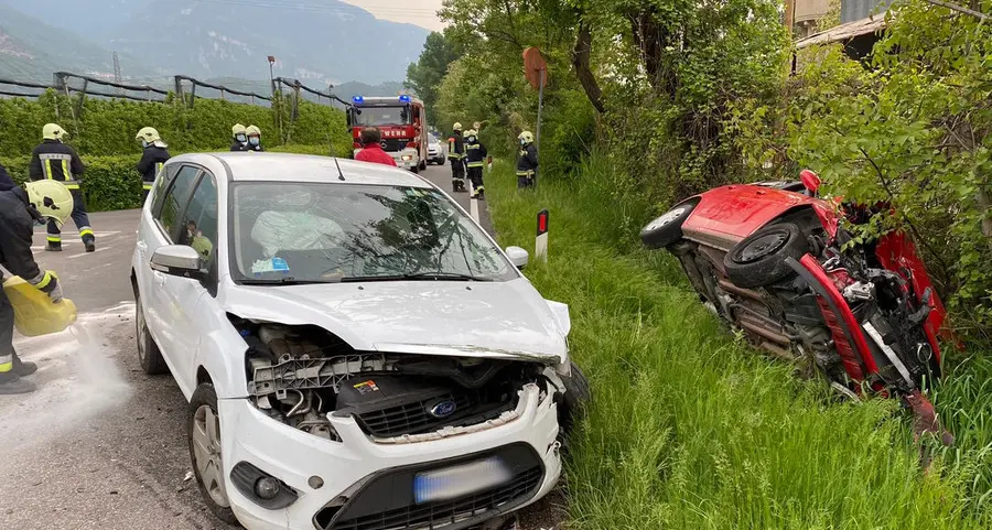 Incidente a Ora Scontro tra auto, due feriti lievi