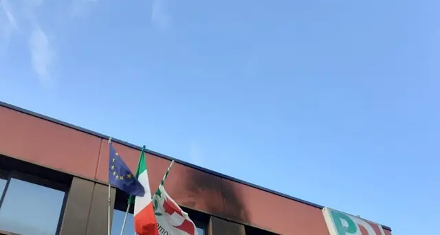 Bottiglia molotov contro sede Pd Vicenza