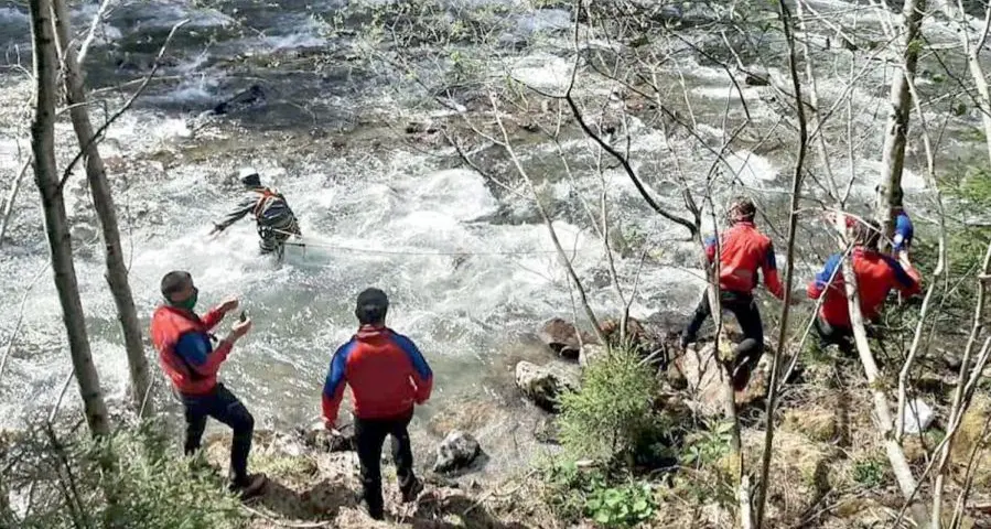 Rischiano di annegare per salvare il cane nel torrente