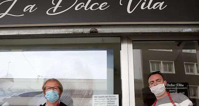 Padova, parrucchieri si incatenano