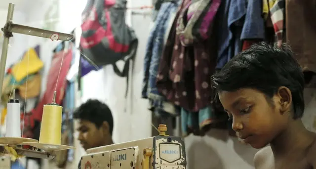 Bangladesh, riaprono fabbriche tessili