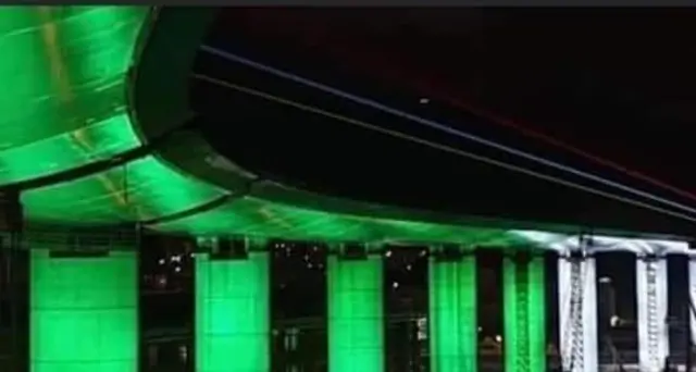 Tricolore illumina pile del nuovo ponte