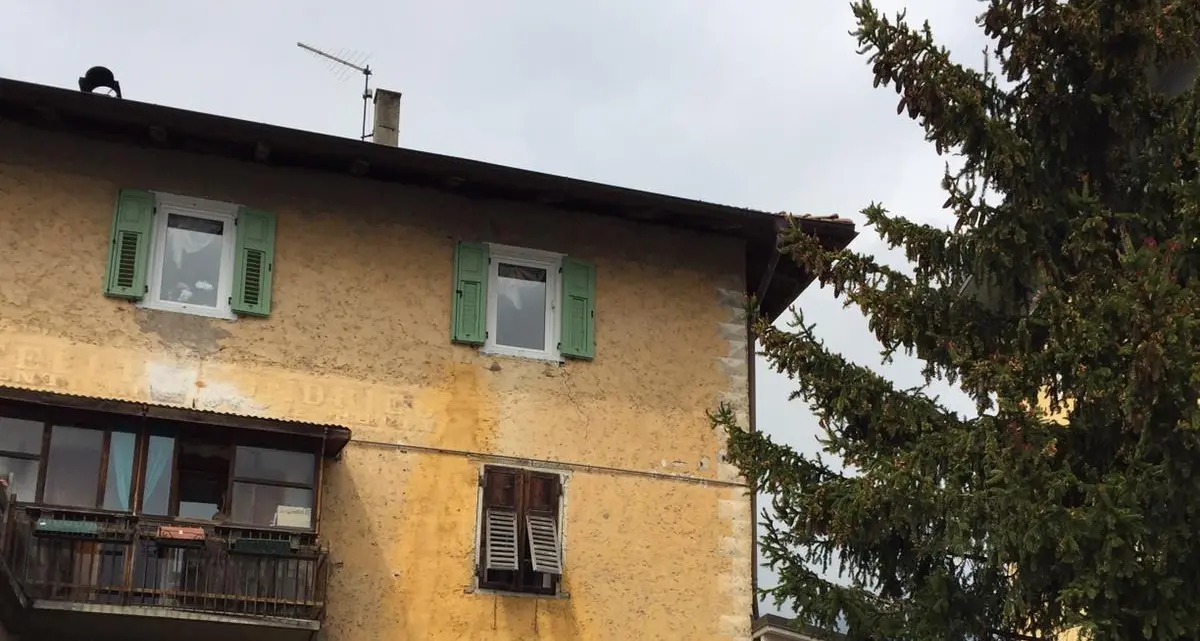 Cles, bambino di due anni cade dalla finestra: gravissimo
