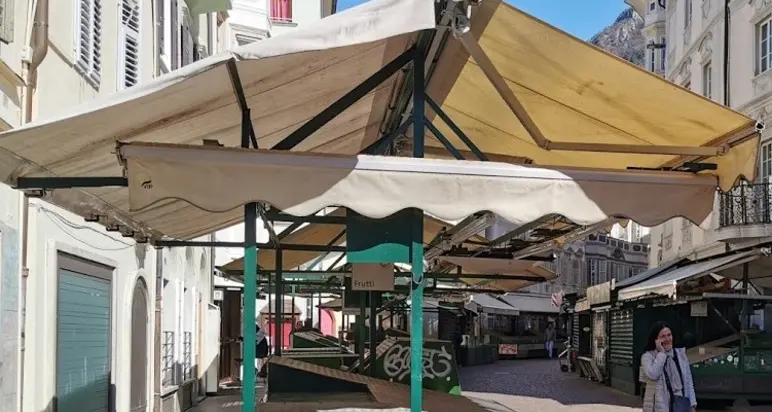 Piazza Erbe riapre lunedì. A nord transenne, a sud no