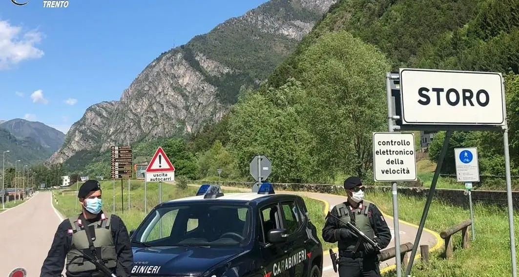 Storo, fidanzata nascosta nel portabagagli, multati due ragazzi