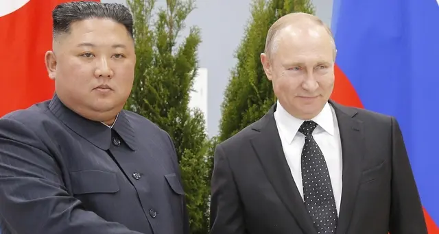 Kim Jong-un insignito medaglia da Putin