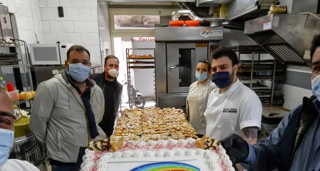 Apre pasticceria, dolci ai bisognosi