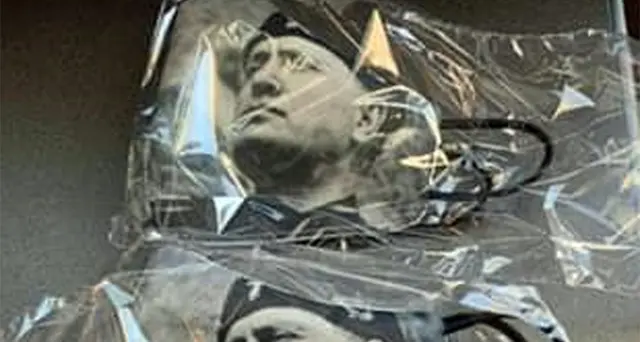 Pd,stop a mascherine con volto Mussolini