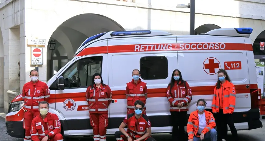 La bandiera dell’impegno: Croce Rossa sul municipio