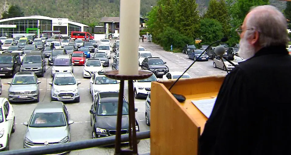 Austria, messa in stile \"drive in\" con i fedeli in macchina
