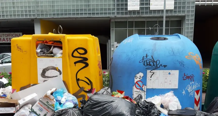 Rifiuti abbandonati in strada a Bolzano, individuati alcuni dei responsabili