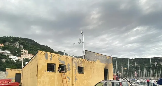 Marinaio accoltella due colleghi