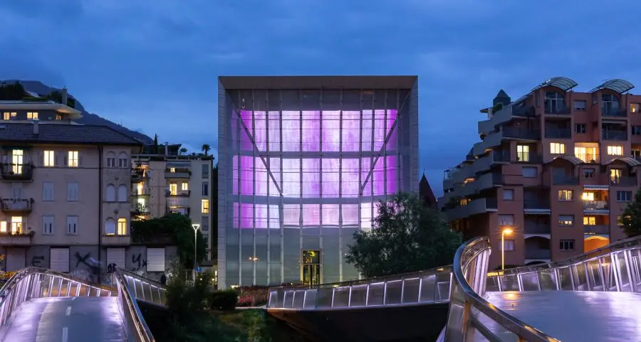 La facciata del Museion si illumina con il film Point and Counterpoint di Cioni Carpi