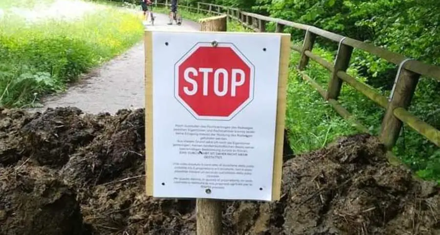 A Ponte Aquila la scritta «Via da Roma»