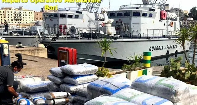 Fermato motoscafo con 500 kg droga