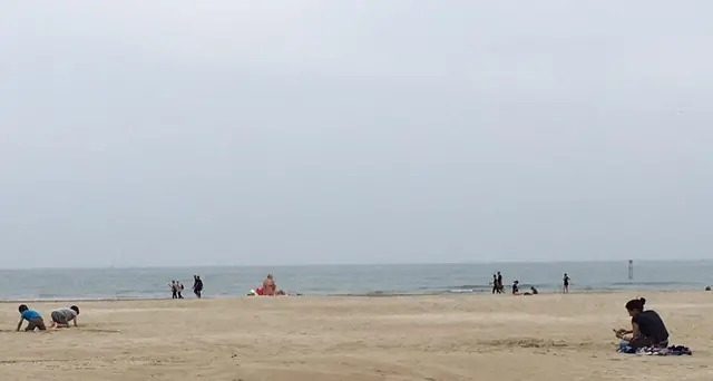 In spiaggia Rimini distanze e poca gente
