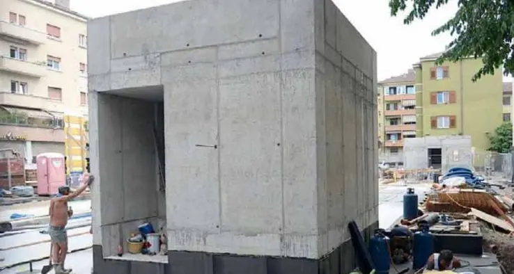 Bolzano, piazza Matteotti si risveglia fra i \"bunker\"