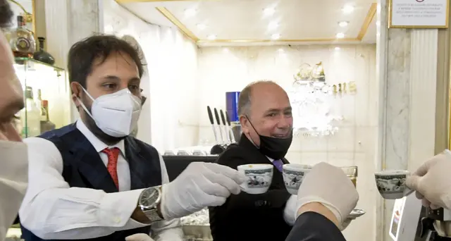 Riapre Gambrinus, brindisi con un caffè