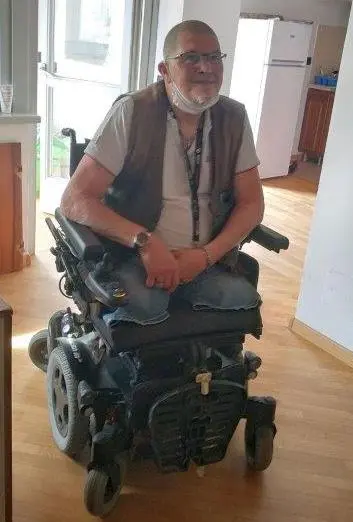 Senza gambe e quasi cieco gli riducono il sostegno