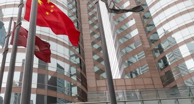 Hong Kong perse il 4,61% a metà seduta