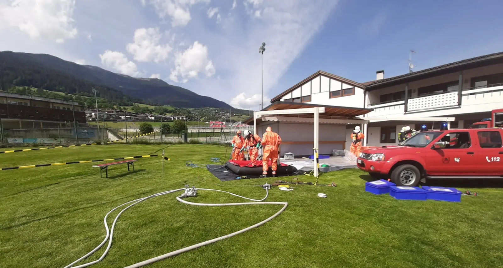 Velturno, allarme chimico in piscina, intervengono 150 soccorritori