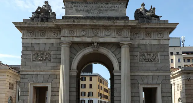 A Milano protesta mascherine tricolore