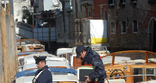Assembramento in barca a Venezia, puniti