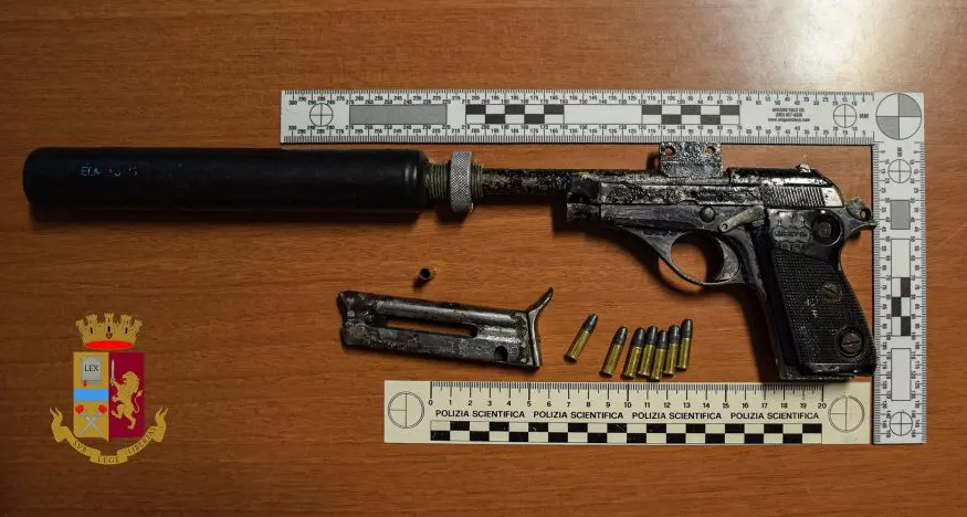 Bolzano, spaccia cocaina vicino casa, dove tiene una pistola con silenziatore