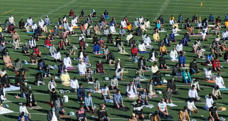Bolzano, la preghiera di gruppo al campo sportivo di via Resia per la fine del ramadan