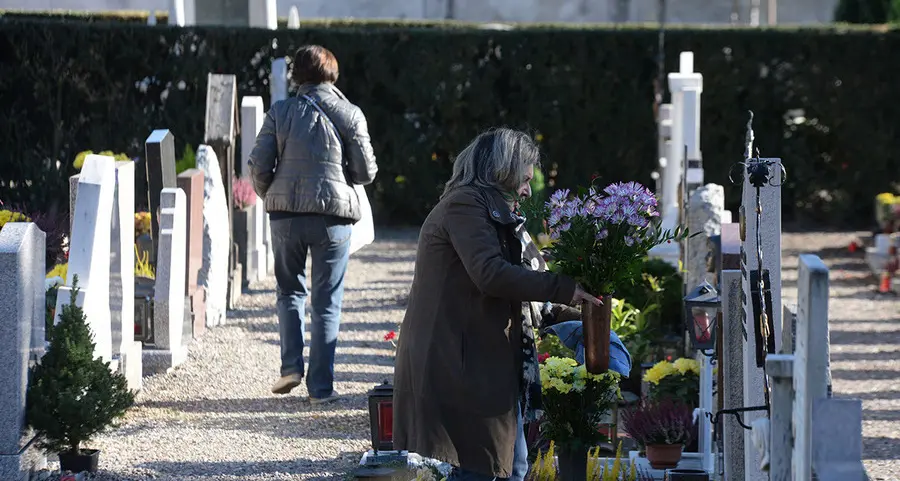 Il cimitero apre dalle 8 alle 20