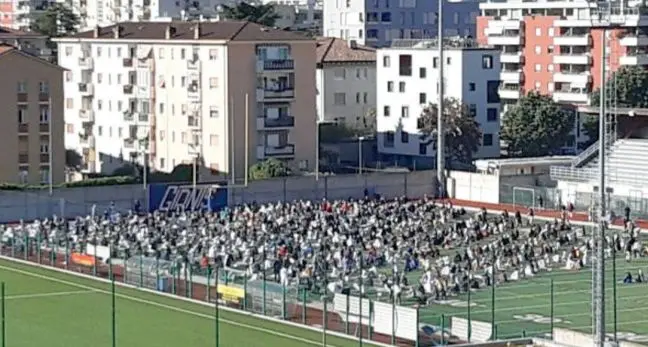 Fine ramadan in via Resia, polemica dei residenti ma rispettate le distanze di sicurezza