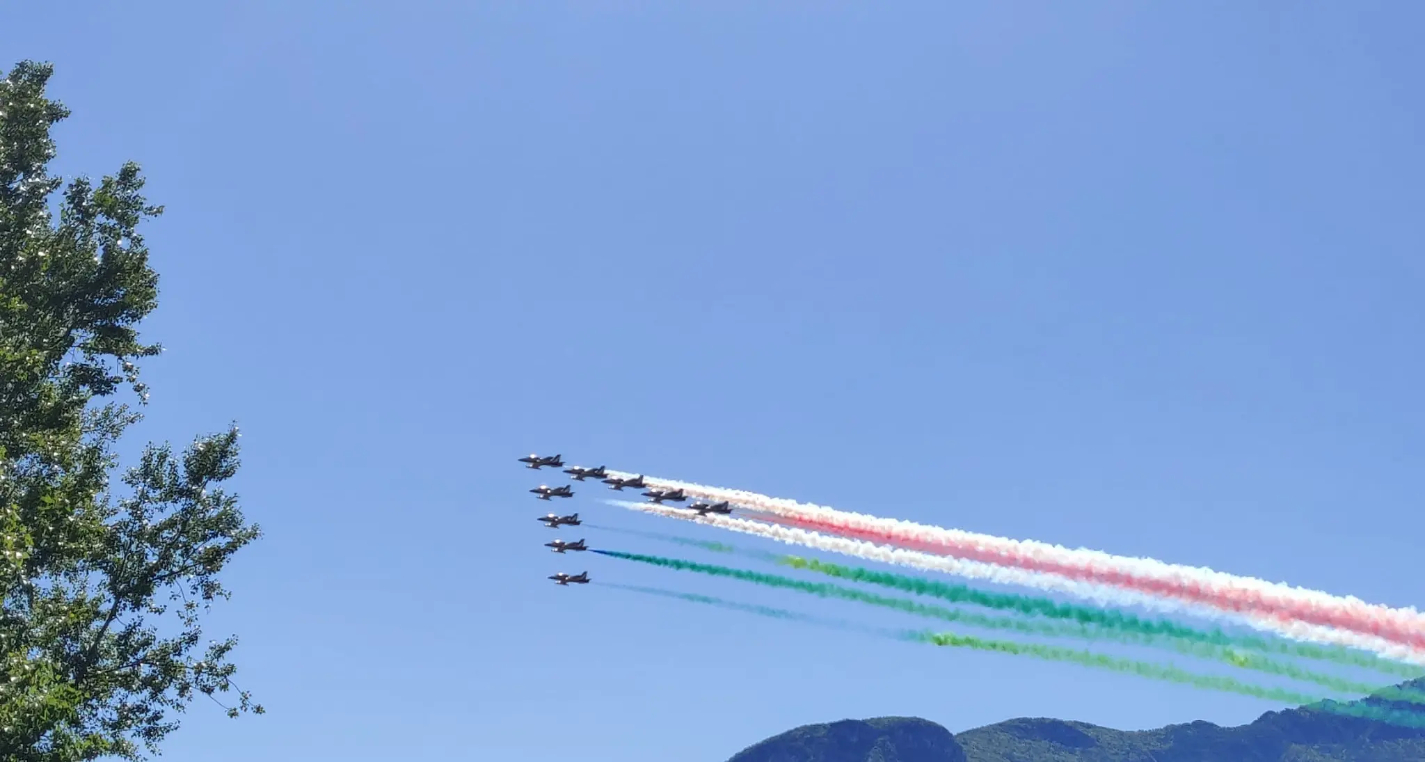Trento, le Frecce Tricolori in volo sopra la città