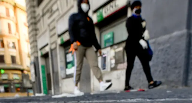 Roma, a chi getta mascherine usate per strada 500 euro multa