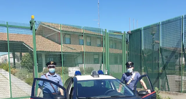 Sfregia la moglie con coltello rovente