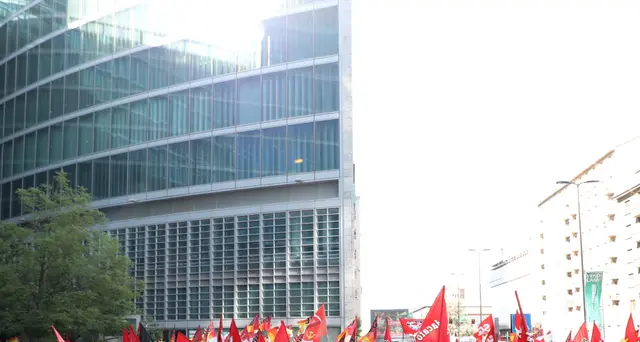 Protesta a Milano, c'è assembramento