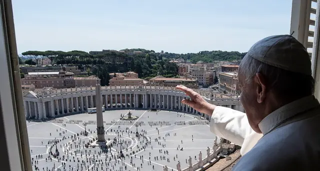 Papa ai fedeli, 'è un piacere tornare'