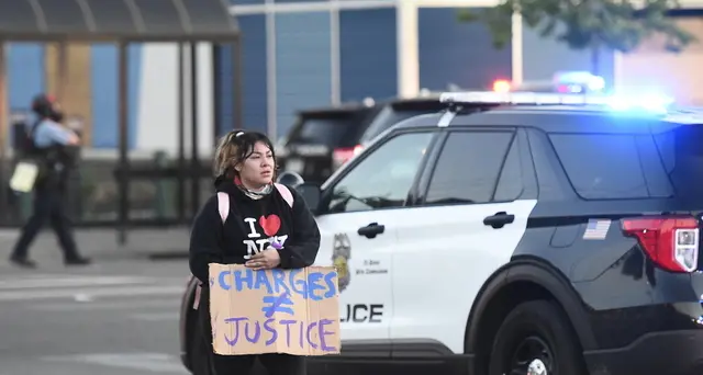 Proteste Usa, agente pugnalato al collo