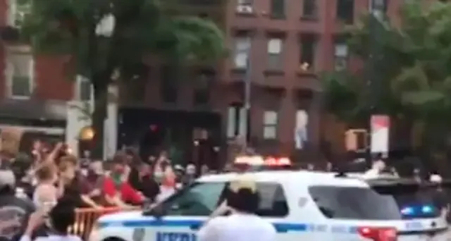 Video, polizia investe manifestanti a Ny