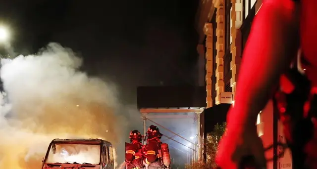 Minneapolis: corpo vicino auto bruciata