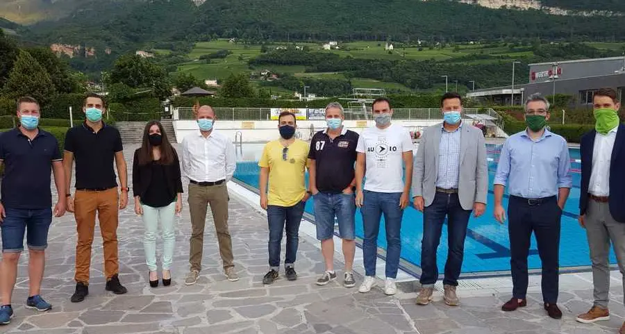Duecento bagnanti all’apertura Assaggio d’estate al lido di Egna